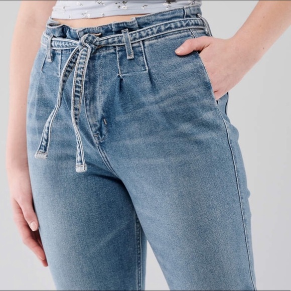 Hollister Curvy Ultra High Rise Mom Jeans. - Picture 4 of 10